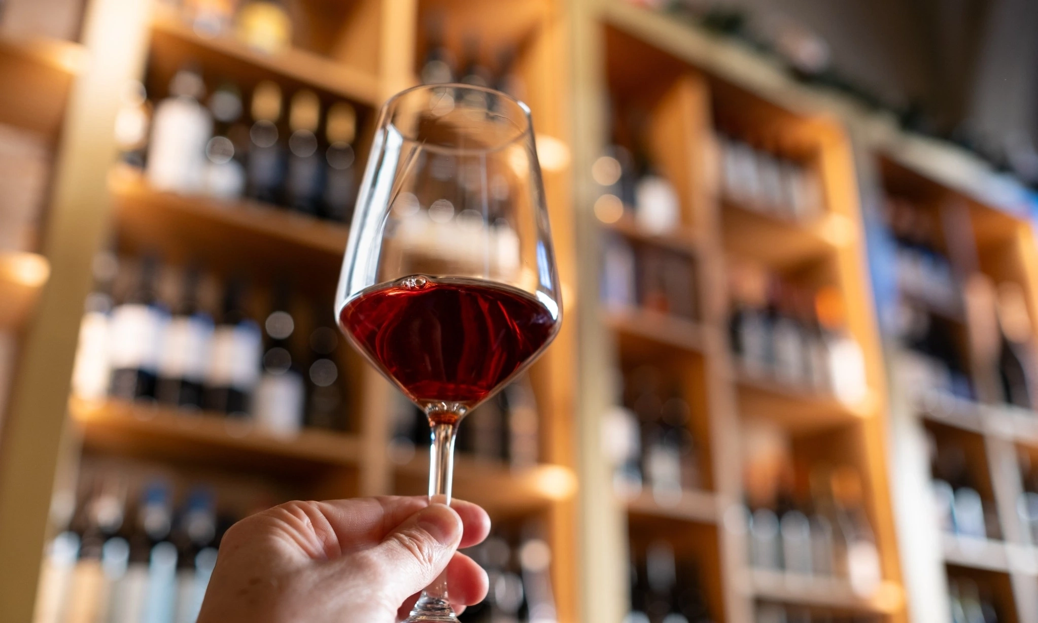 <p>Makna Perkembangan Gelas Wine Dari Yunani Kuno</p>