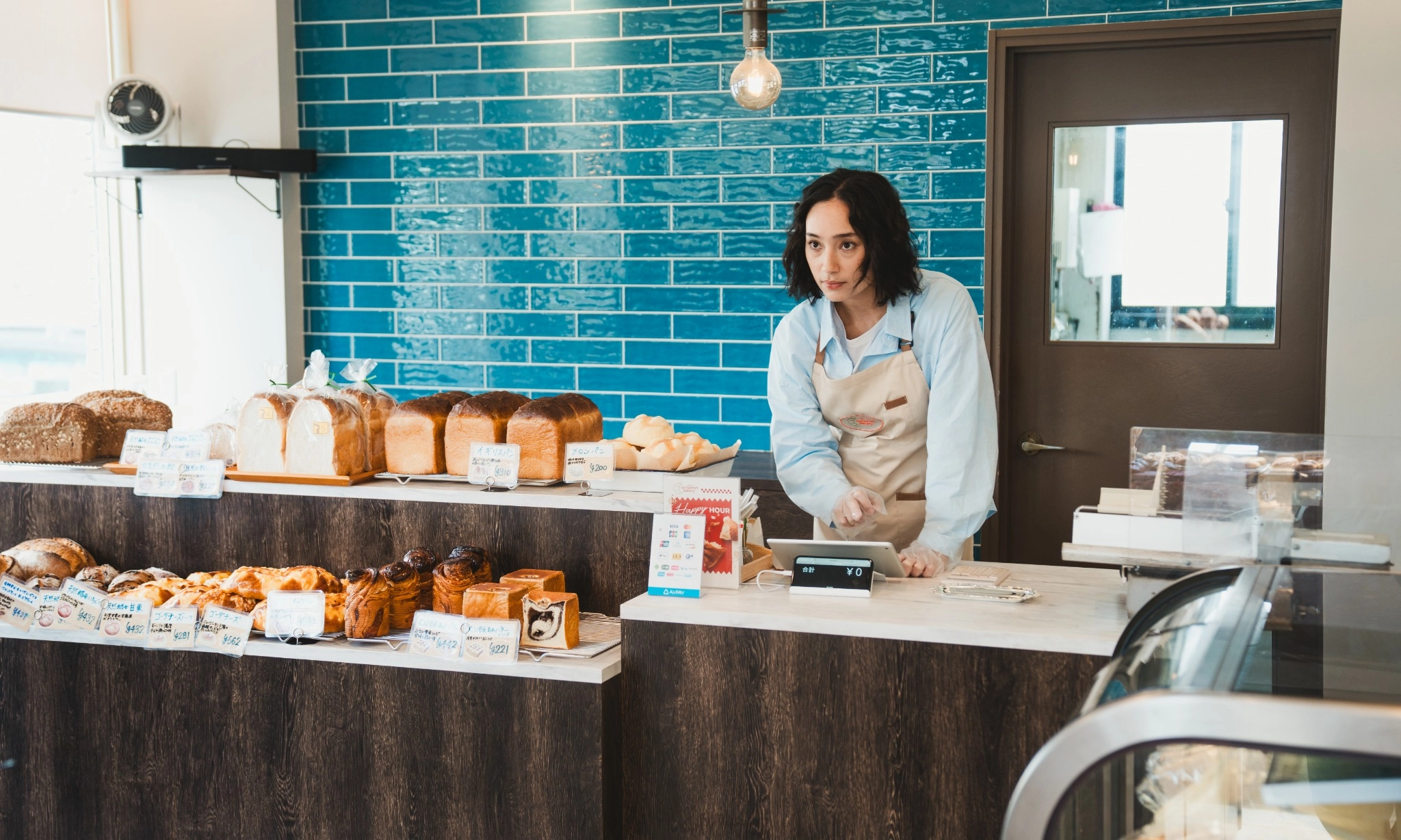 <p dir="ltr" id="isPasted"><em>{2}</em><em> Pink Loundry</em>, Kisah Tentang Aroma Yang Menyimpan Kenangan</p>