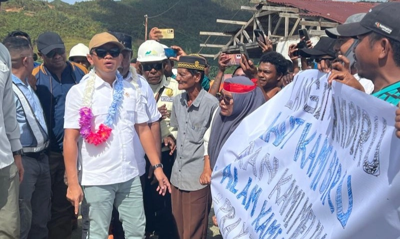 <p>Kunjungi Pulau Gag, Warga Minta Bahlil Lanjutkan Operasional Gag Nikel</p>