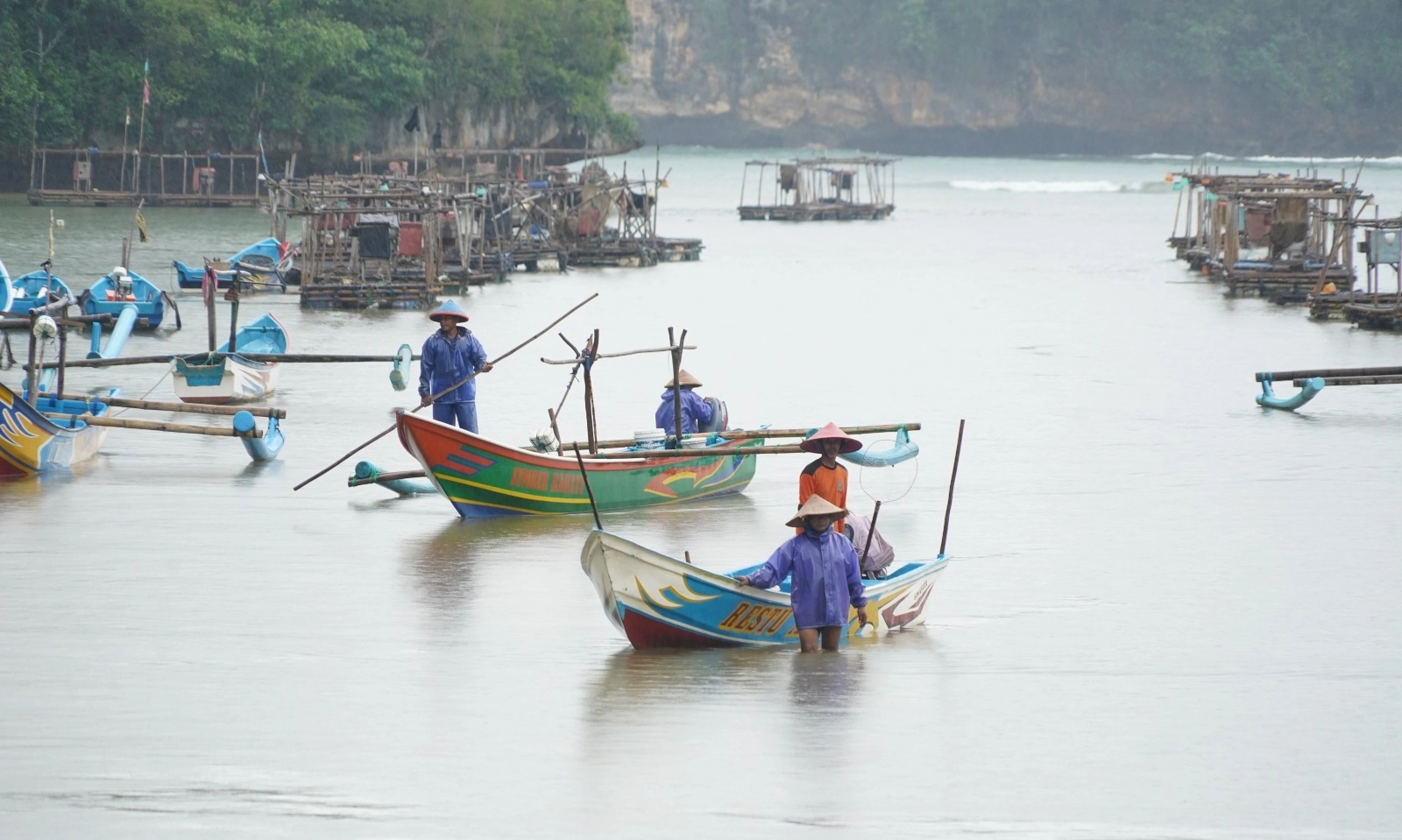 <p id="isPasted">77 Ribu Pelaku Usaha Perikanan Terima Kredit Rp1,85 T</p>