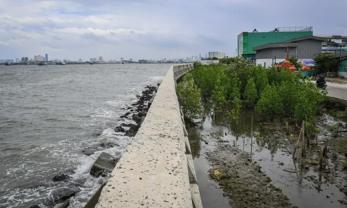 <p>Inisiatif <em>Giant Sea Wall&nbsp;</em>Untuk Melindungi Pesisir Jawa</p>