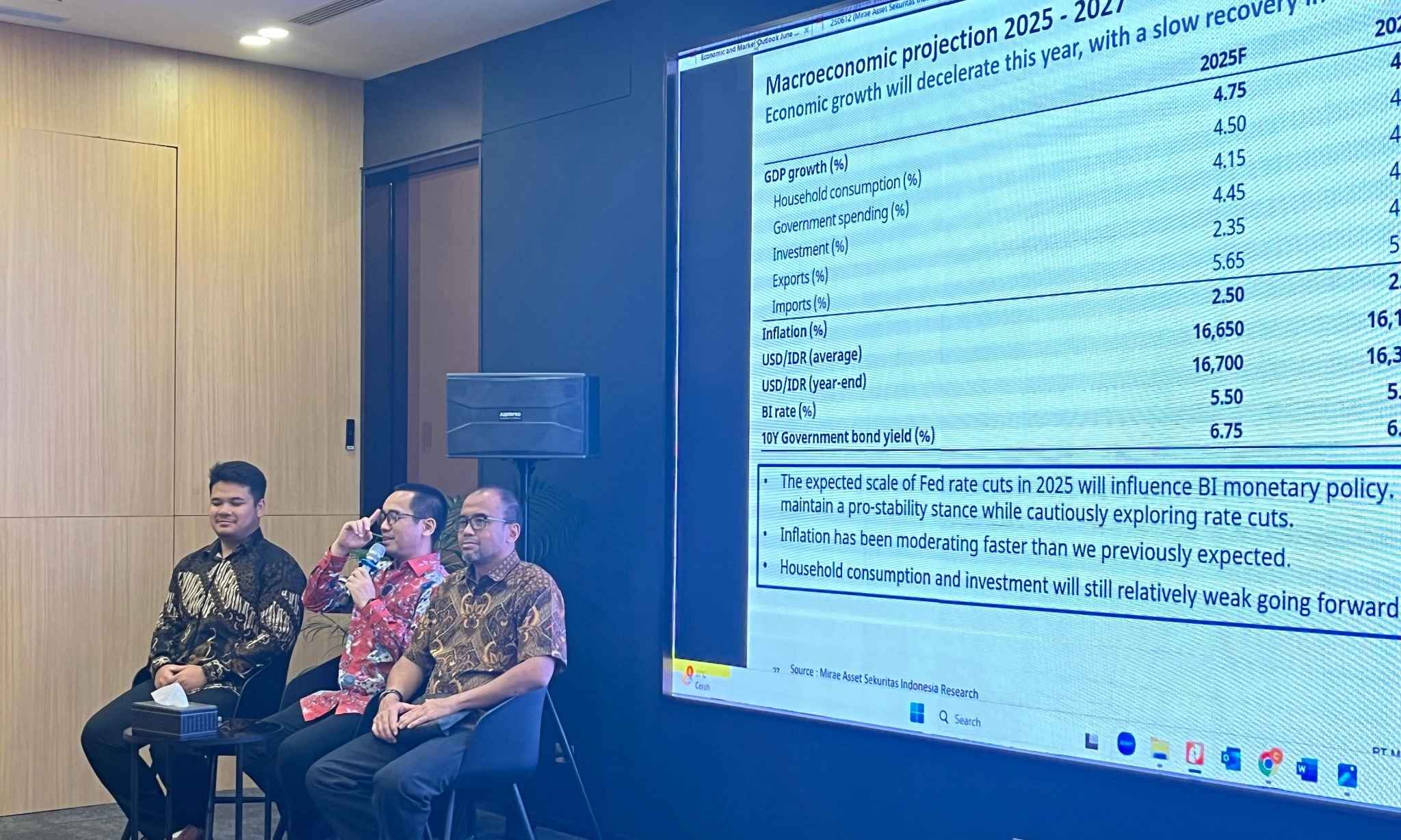 <p id="isPasted">BI Diramal Bakal Tahan Suku Bunga Acuan Bulan Juni 2025</p>