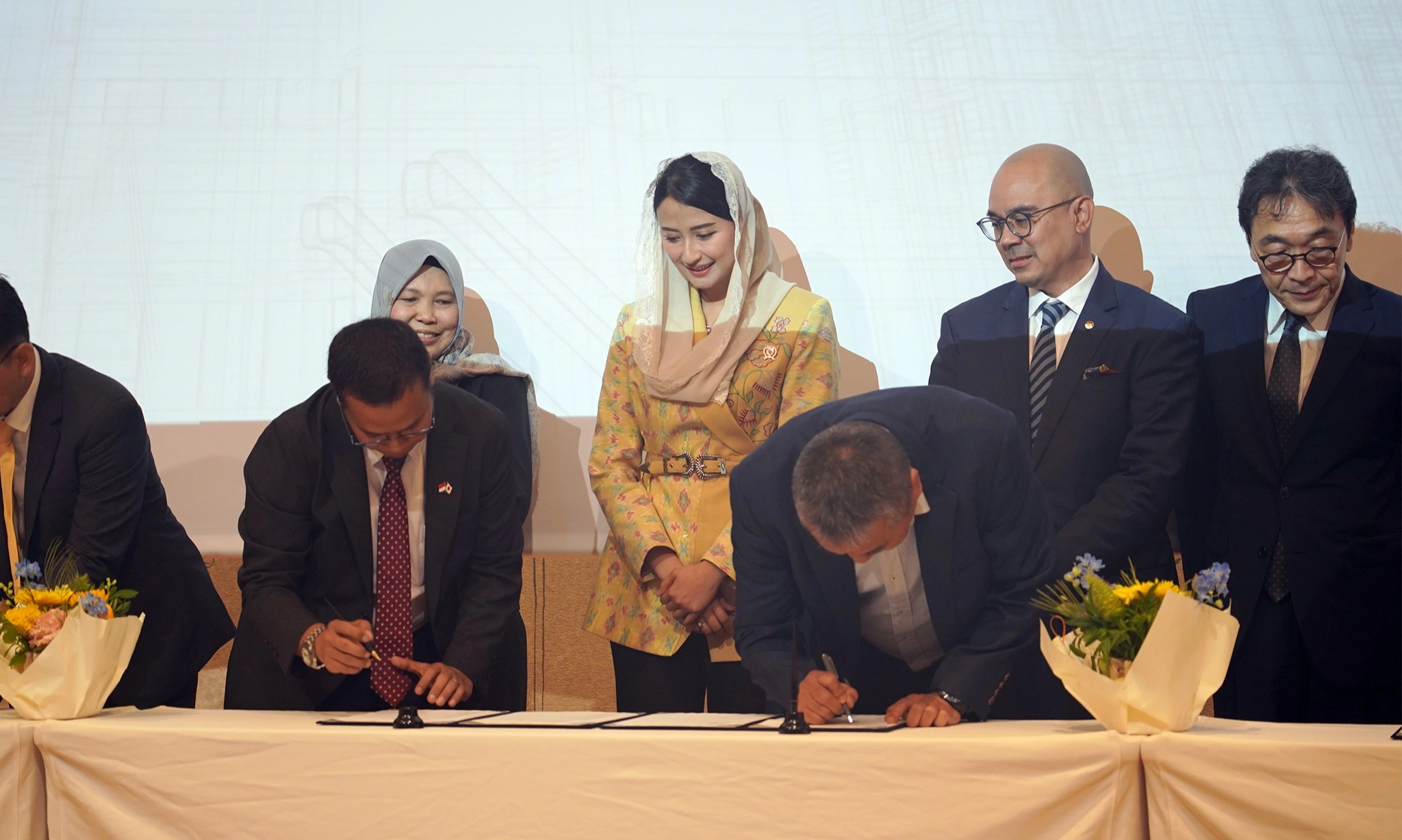 <p id="isPasted">RI-Jepang Teken MoU Kerja Sama Banyak Komoditas, Tembus US$200,8 juta</p>