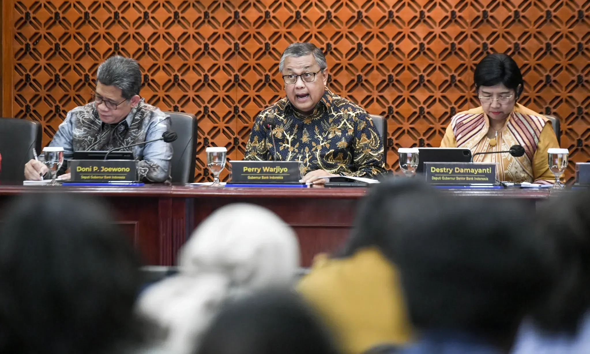 <p id="isPasted">LPEM UI Minta BI Tahan Suku Bunga 5,50% Pada RDG Juni 2025</p>