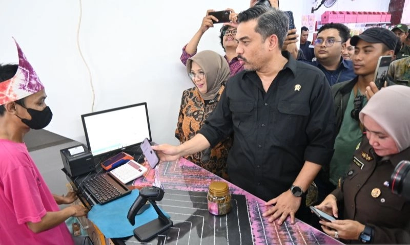 <p>Menteri UMKM: Kasus Toko Mama Khas Banjar Bangkitkan Usaha Mikro Di Kalsel</p>