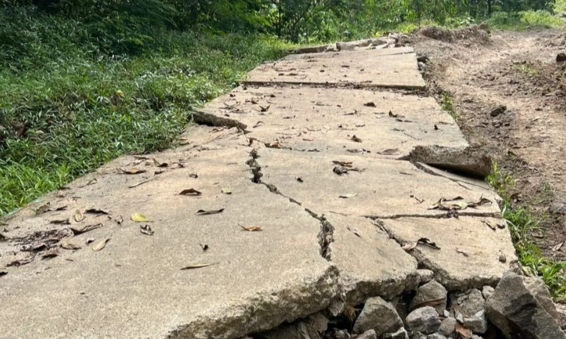 <p>Ratusan Rumah Cianjur Rusak Akibat Tanah Bergerak</p>
