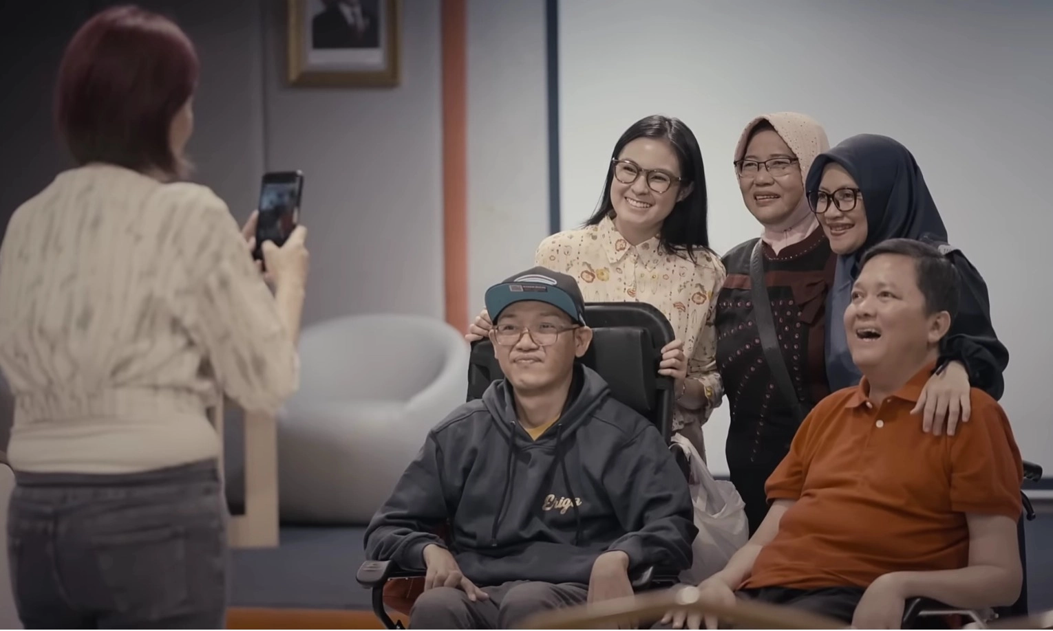 <p dir="ltr" id="isPasted"><em>Untuk Setiap Pagi Yang Masih Datang</em>, Kisah Tentang Para Pejuang ALS</p>