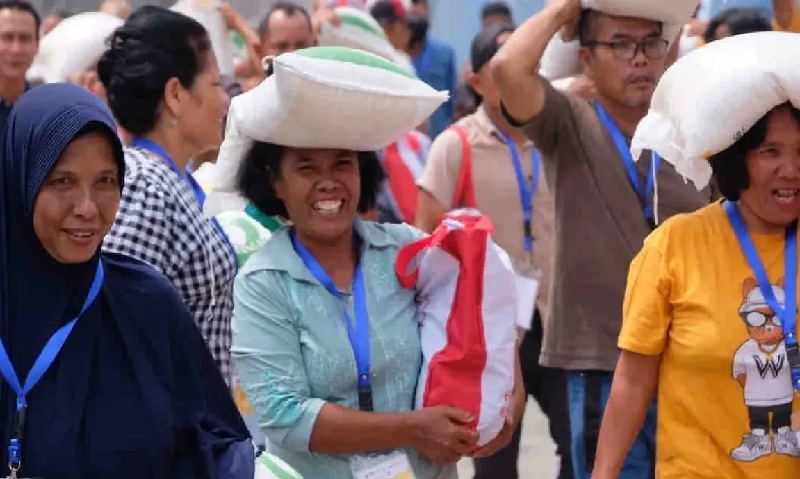 <p id="isPasted">Pemerintah Siap Salurkan Bantuan Pangan dan SPHP Rp6,57 triliun Awal Juli 2025</p>