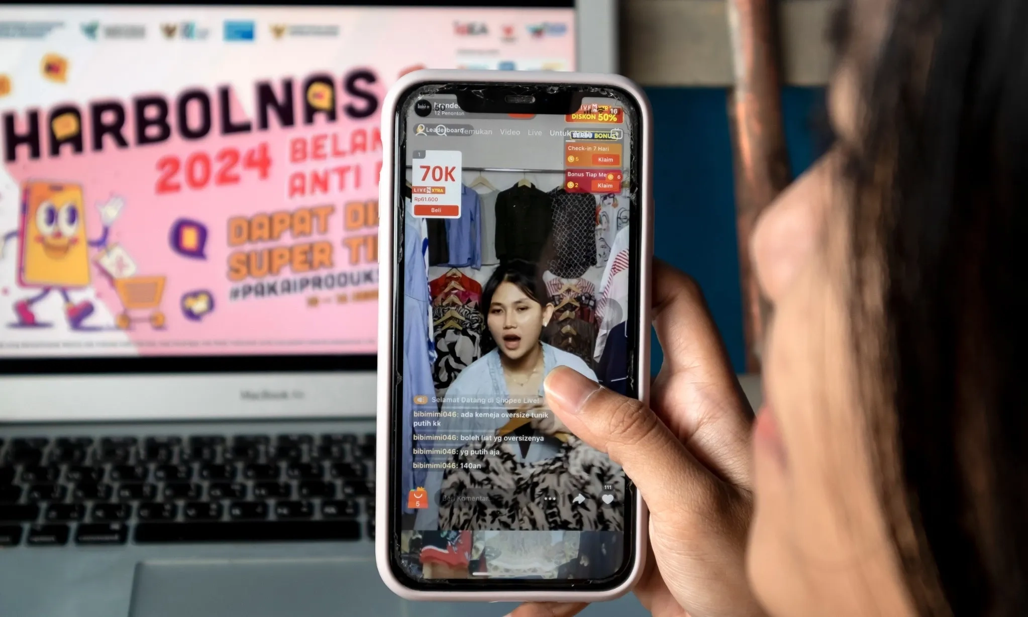 <p>DJP Jelaskan Pajak Jualan Online: UMKM Kecil Omzet Di Bawah Rp500 Juta Aman!</p>