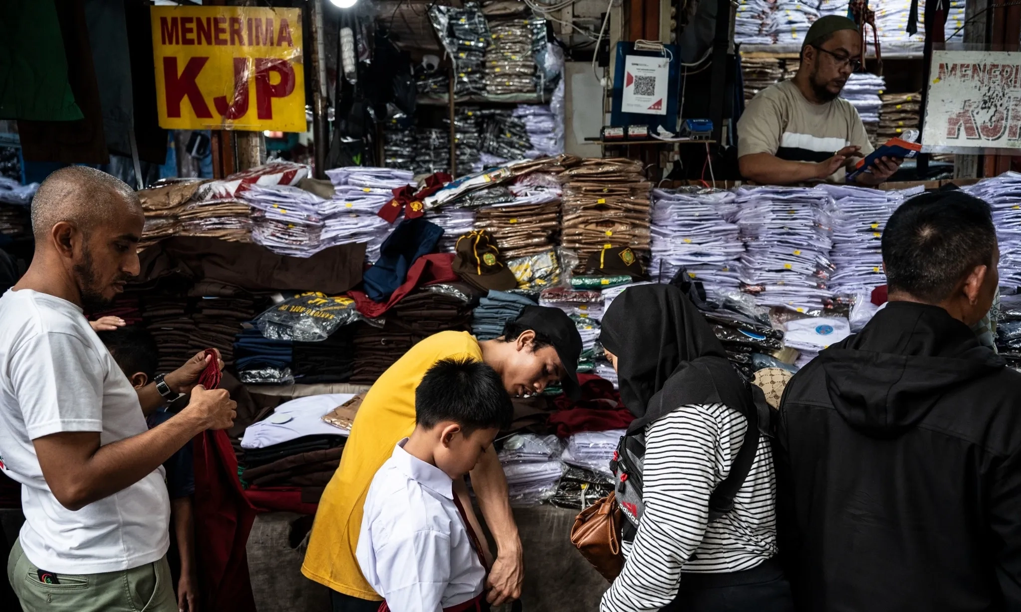 <p>Ombudsman Ingatkan Sekolah Tak Berbisnis Seragam Siswa</p>