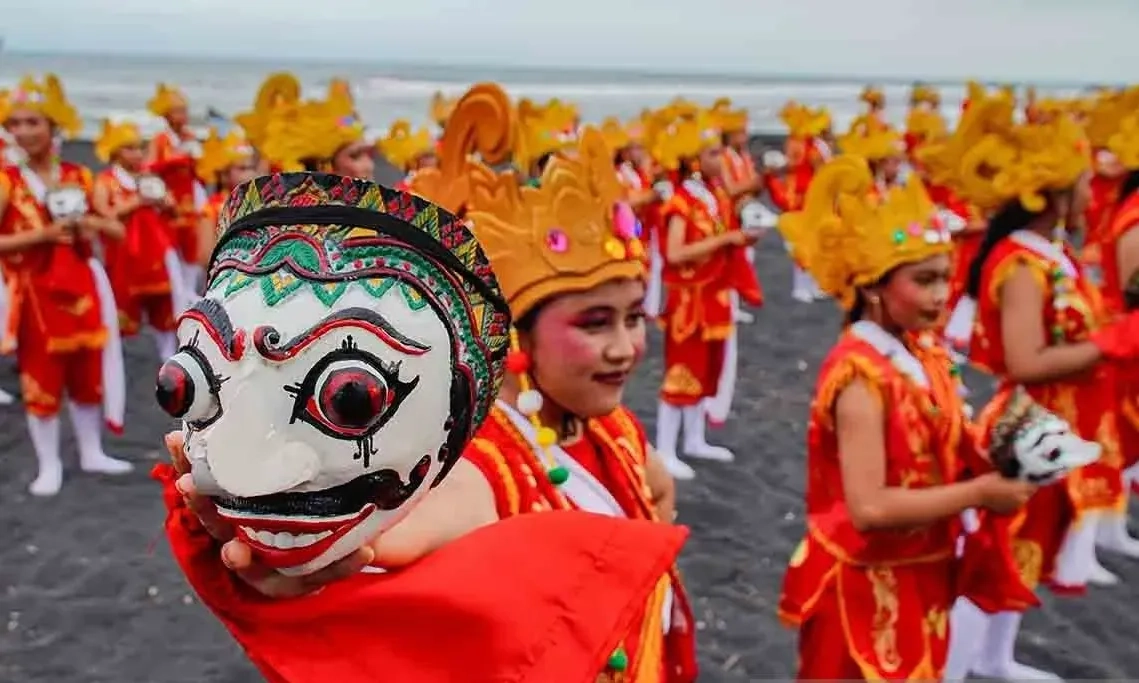 <p>Segoro Topeng Kaliwungu, Momentum Kolektif Lestarikan Budaya Lumajang<br id="isPasted"><br></p>