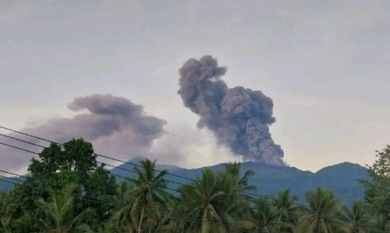 <p>Gunung Dukono Erupsi Lagi, Tinggi Abu Vulkanik 1.500 Meter</p>