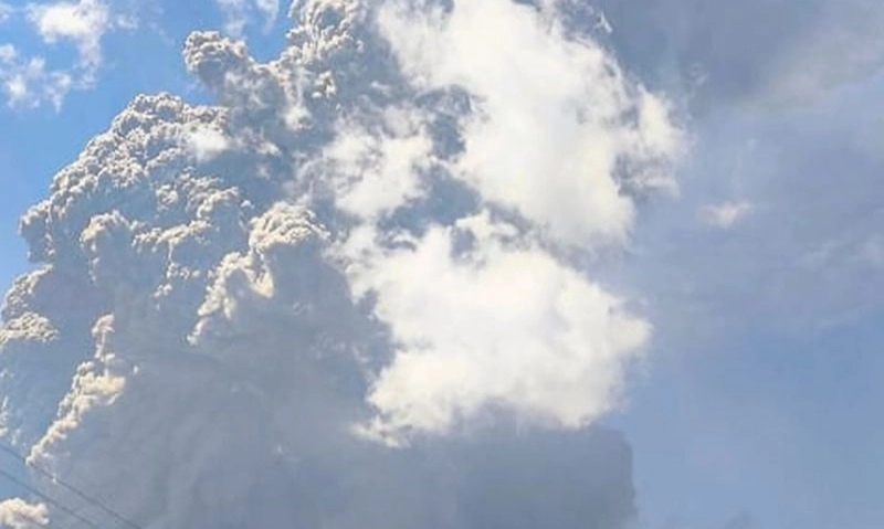 <p>Gunung Lewotobi Laki-laki Meletus, Tinggi Abu Capai 18 Km</p>