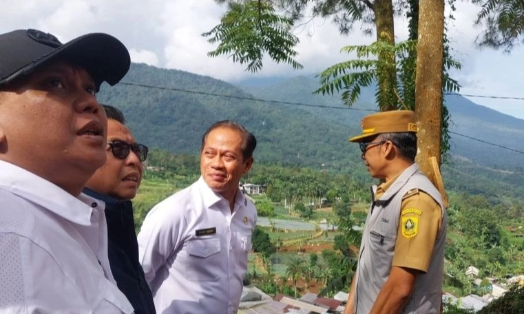 <p>KLH Bakal Tindak Tegas Pelanggar Lingkungan Penyebab Longsor Puncak</p>
