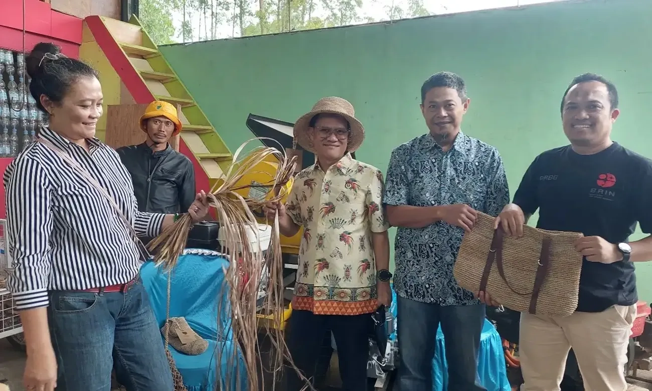 <p>UMKM Di Garut Olah Limbah Gadebog Pisang Jadi Aksesoris</p>