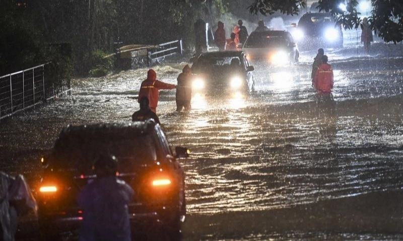 <p>Tips Agar Mobil Tak Alami &quot;Hydro Lock&quot; Saat Terpaksa Terjang Banjir</p>
