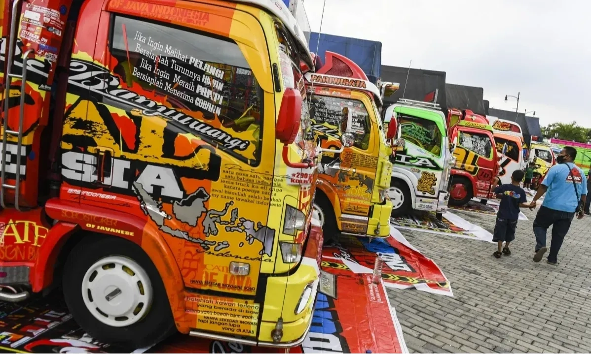 <p>Modifikasi Truk, Antara Hobi Dan Siasat Niaga&nbsp;</p>