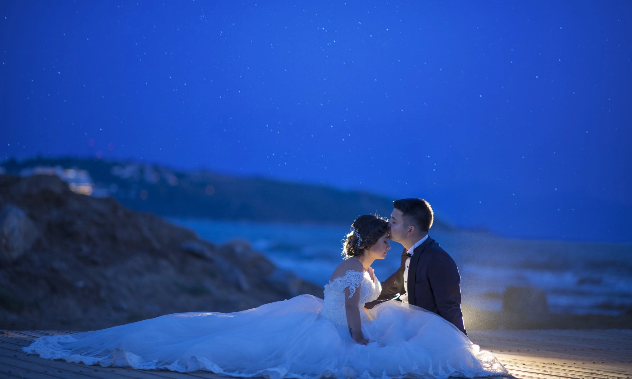<p>Pesona Foto Di Bawah Langit <em>Blue Hour</em> Yang Jadi Tren <em>Prewedding&nbsp;</em>2025</p>