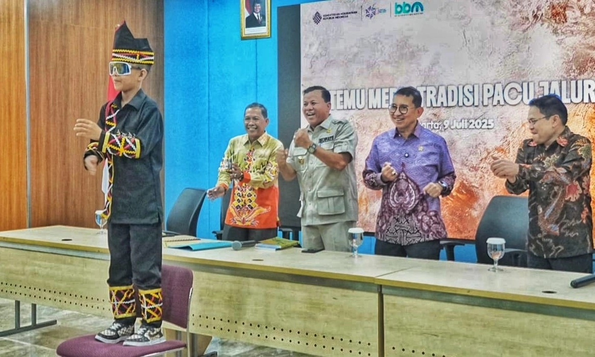 <p id="isPasted">Viral Pacu Jalur, Kemenbud Bicara Pengajuan Ke UNESCO</p>