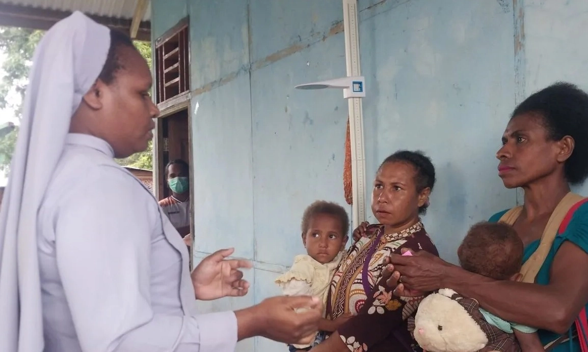 <p>Nakes Papua Tempuh 50 Km Untuk CKG</p>