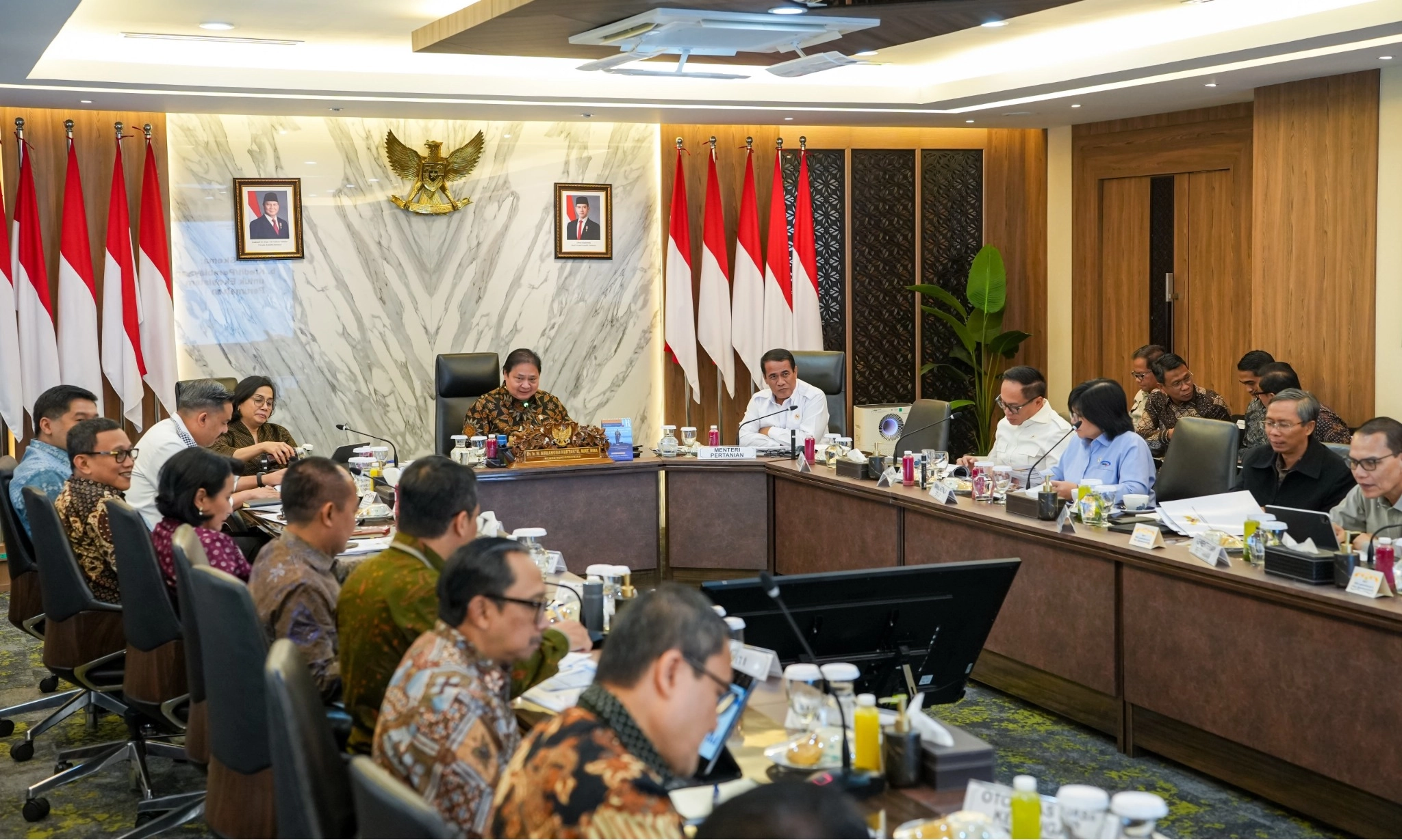 <p dir="auto" id="isPasted">Pemerintah Tambah Plafon KUR Sektor Perumahan Rp117 Triliun</p>