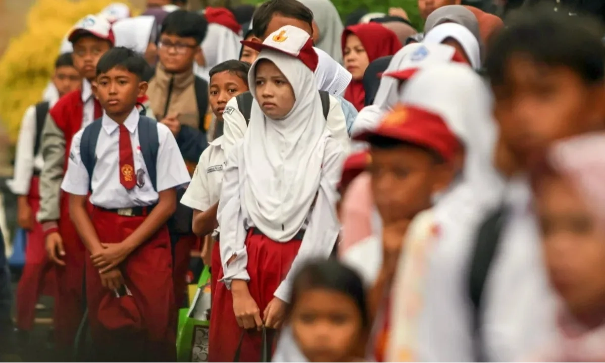 <p id="isPasted">Langkah Kecil Berdampak Besar Ketika Ayah Mengantar Anak Sekolah</p>