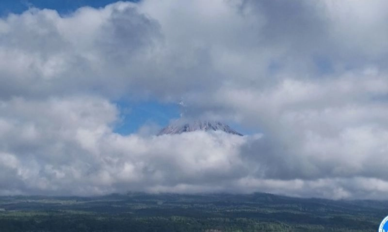 <p>Gunung Semeru Lontarkan Abu Setinggi 1.000 Meter</p>