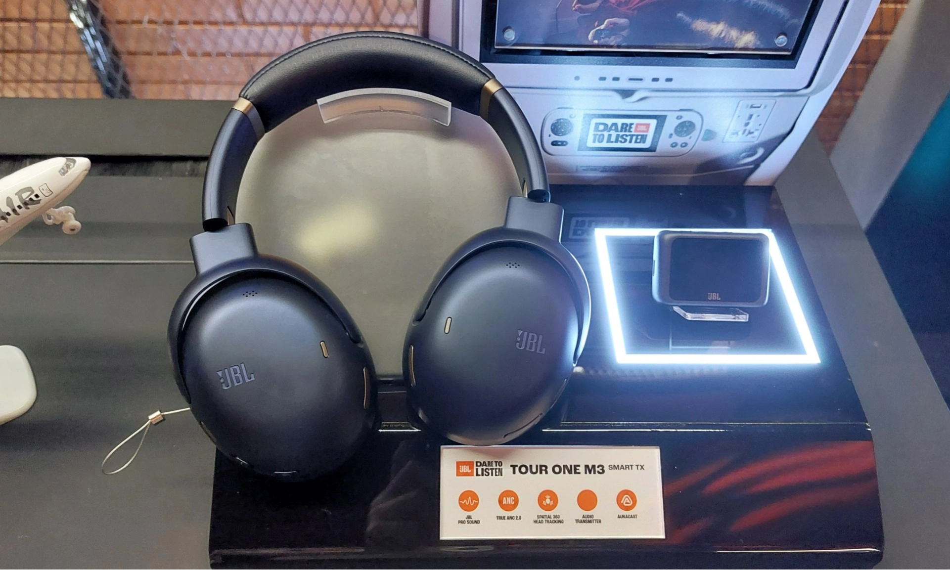 <p>JBL Tour One M3 Smart Tx Hadirkan Fitur Berbagai Audio Ke Perangkat Lain</p>