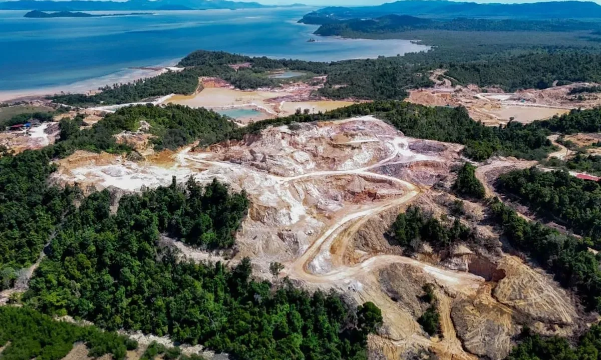 <p>Penambangan Pasir Di Pulau Citlim Dihentikan Sementara</p>