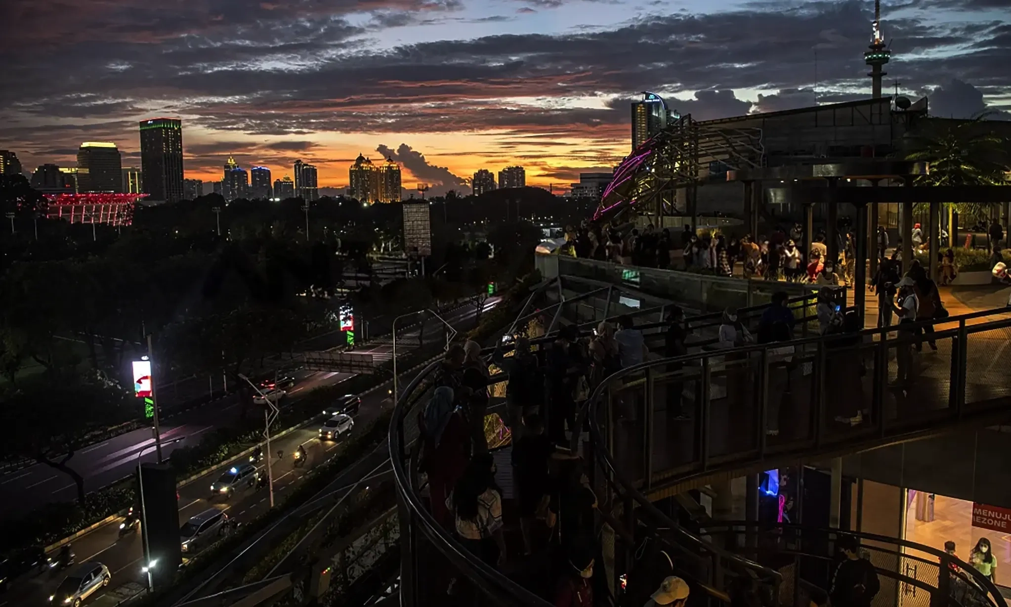 <p>Beragam Senja, Fenomena Di Langit Hingga Perubahan Sosial</p>