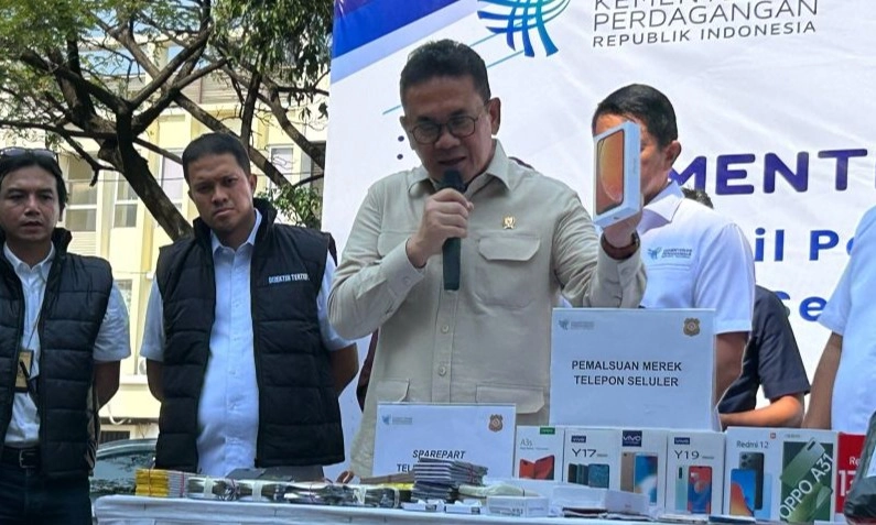 <p>Rugikan Negara Rp17,6 Miliar, Mendag Tutup Pabrik Ponsel Ilegal</p>