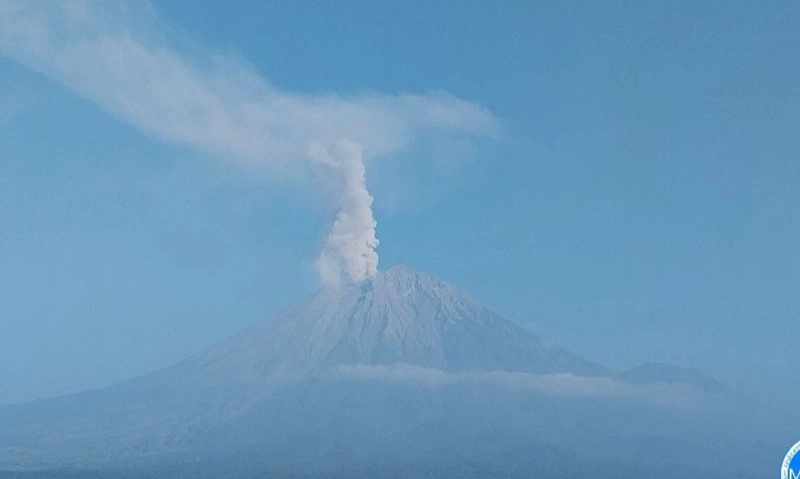 <p>Gunung Semeru Erupsi Lontarkan Abu 1.000 Meter</p>