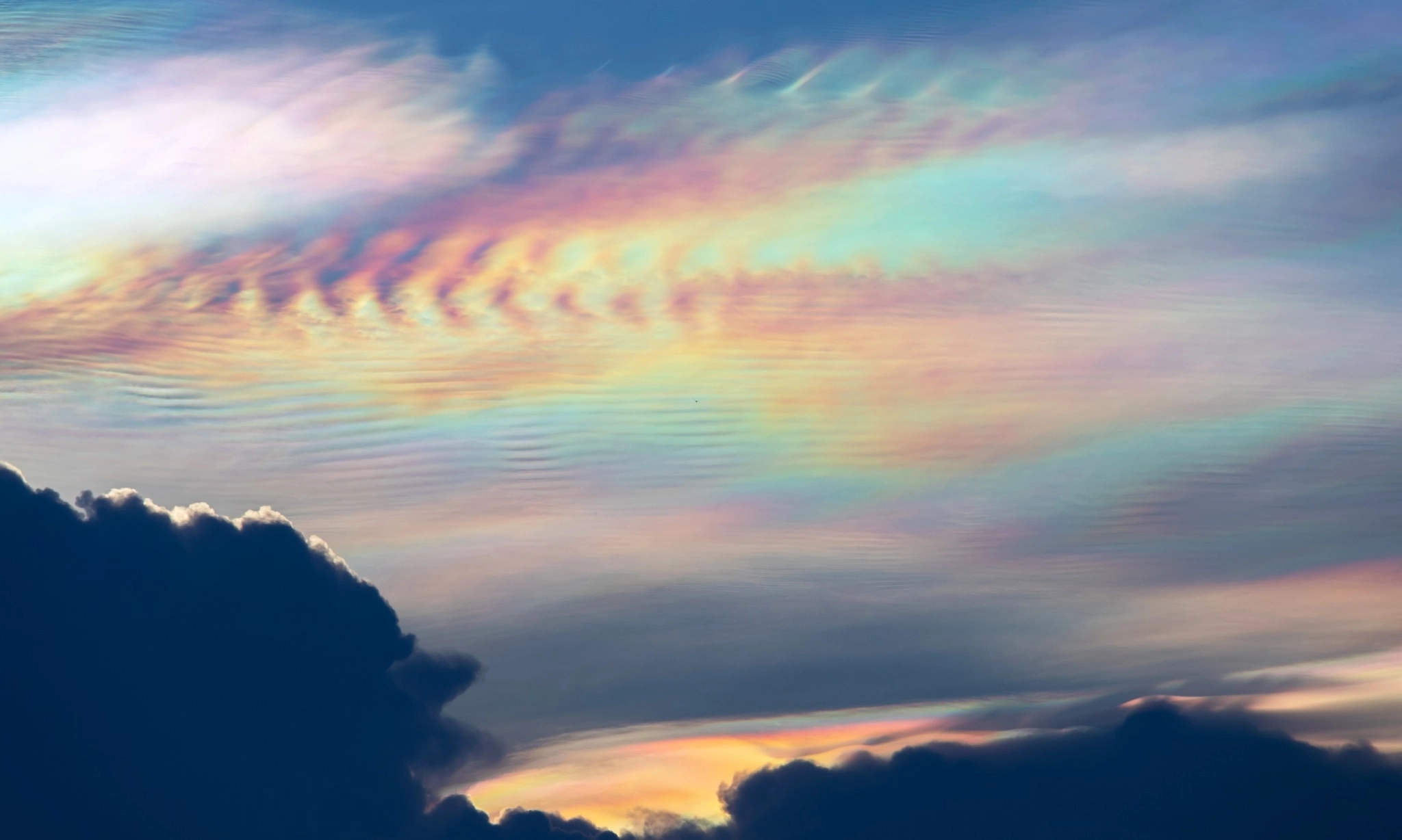 <p>Kenali Fenomena Awan Pelangi Yang Beda Dengan Pelangi</p>