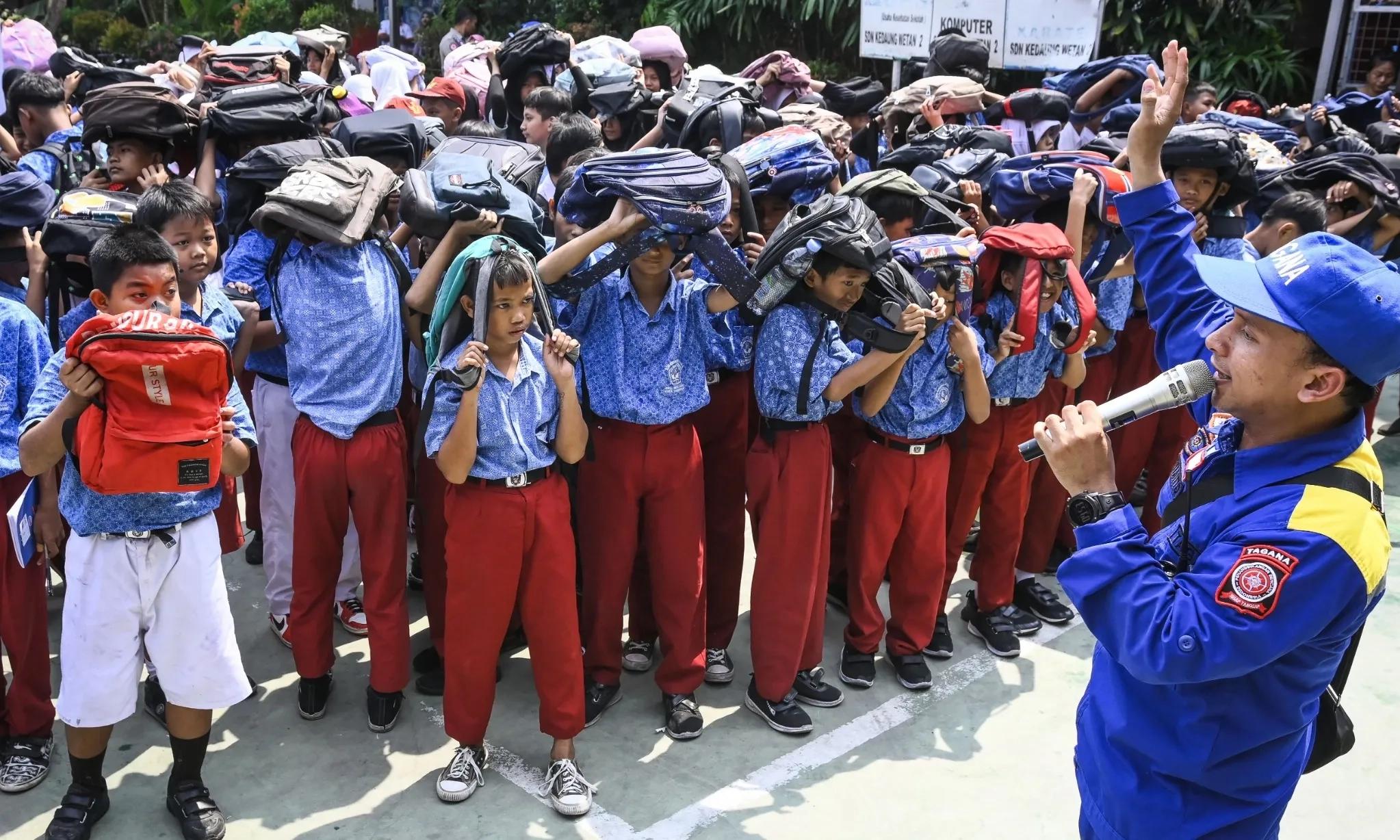 <p>Pemerintah Minta Tiap Sekolah Punya SOP Bencana Dan Kedaruratan</p>