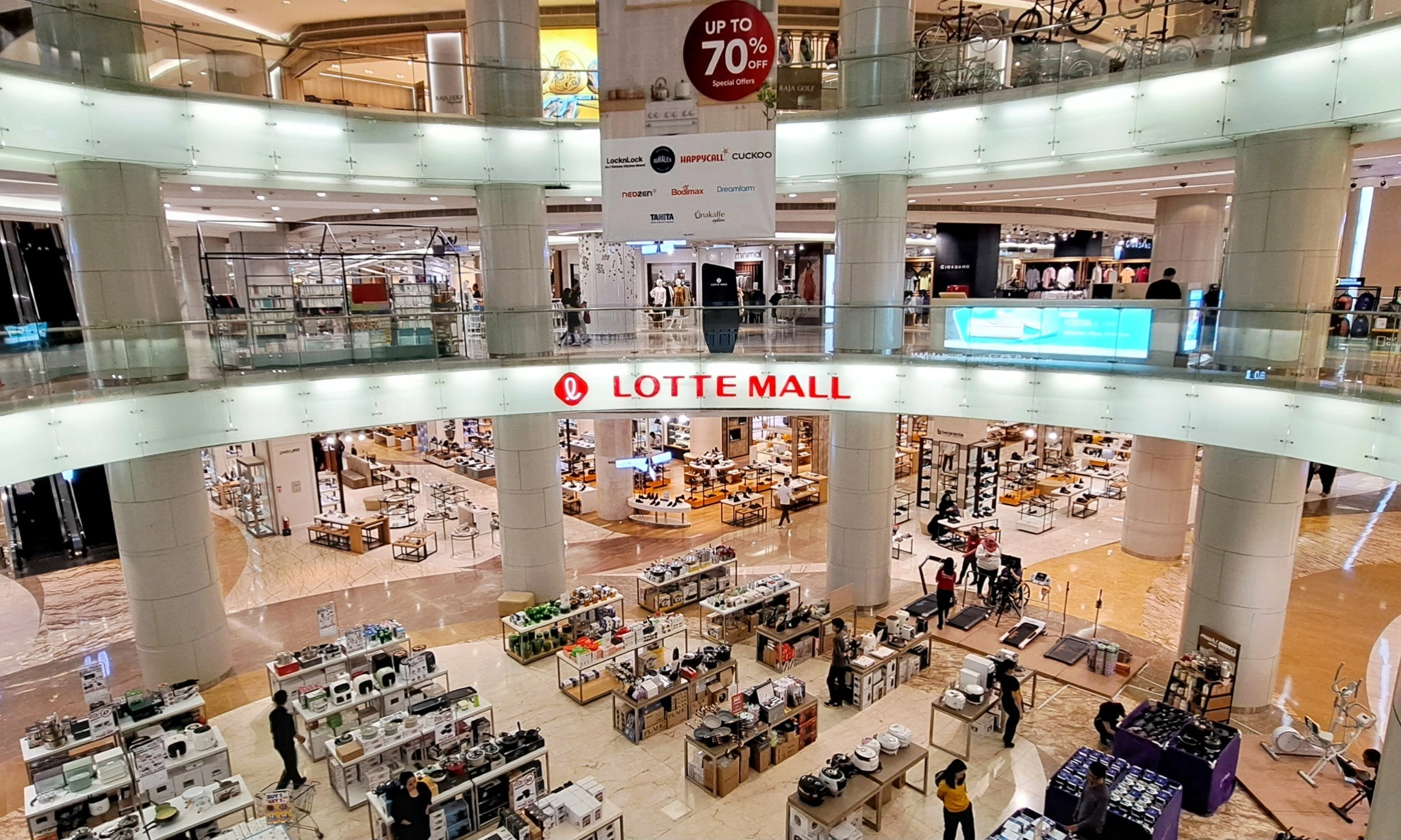 <p id="isPasted">Rojali Dan Rohana Marak Jalan Di Mall, Ekonom Ungkap Faktor Penyebabnya</p>