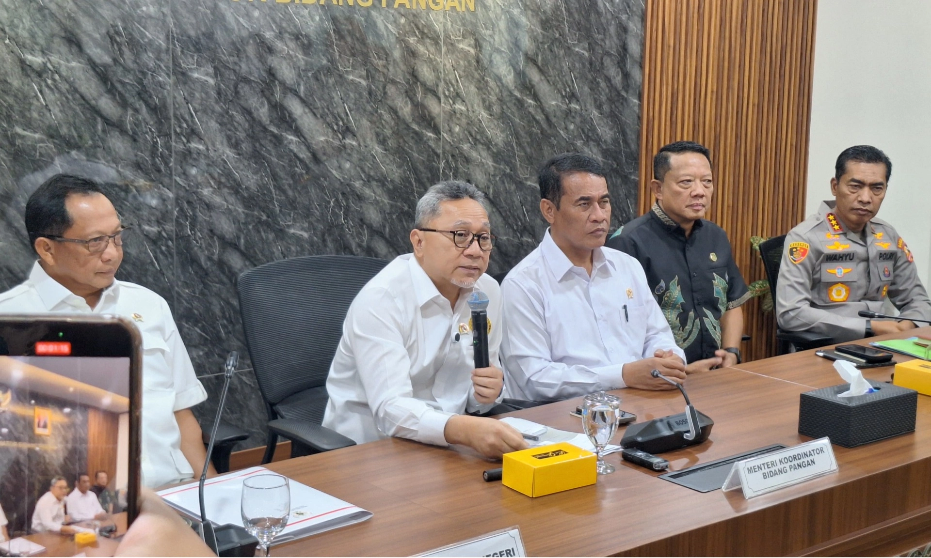 <p id="isPasted">Diduga Mengoplos Beras, Ada 14 Produsen Beras Yang Diperiksa</p>