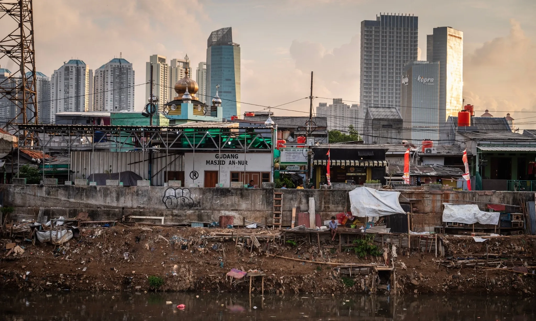 <p>Jumlah Penduduk Miskin BPS Menurun, Ekonom: Datanya Kurang Valid</p>