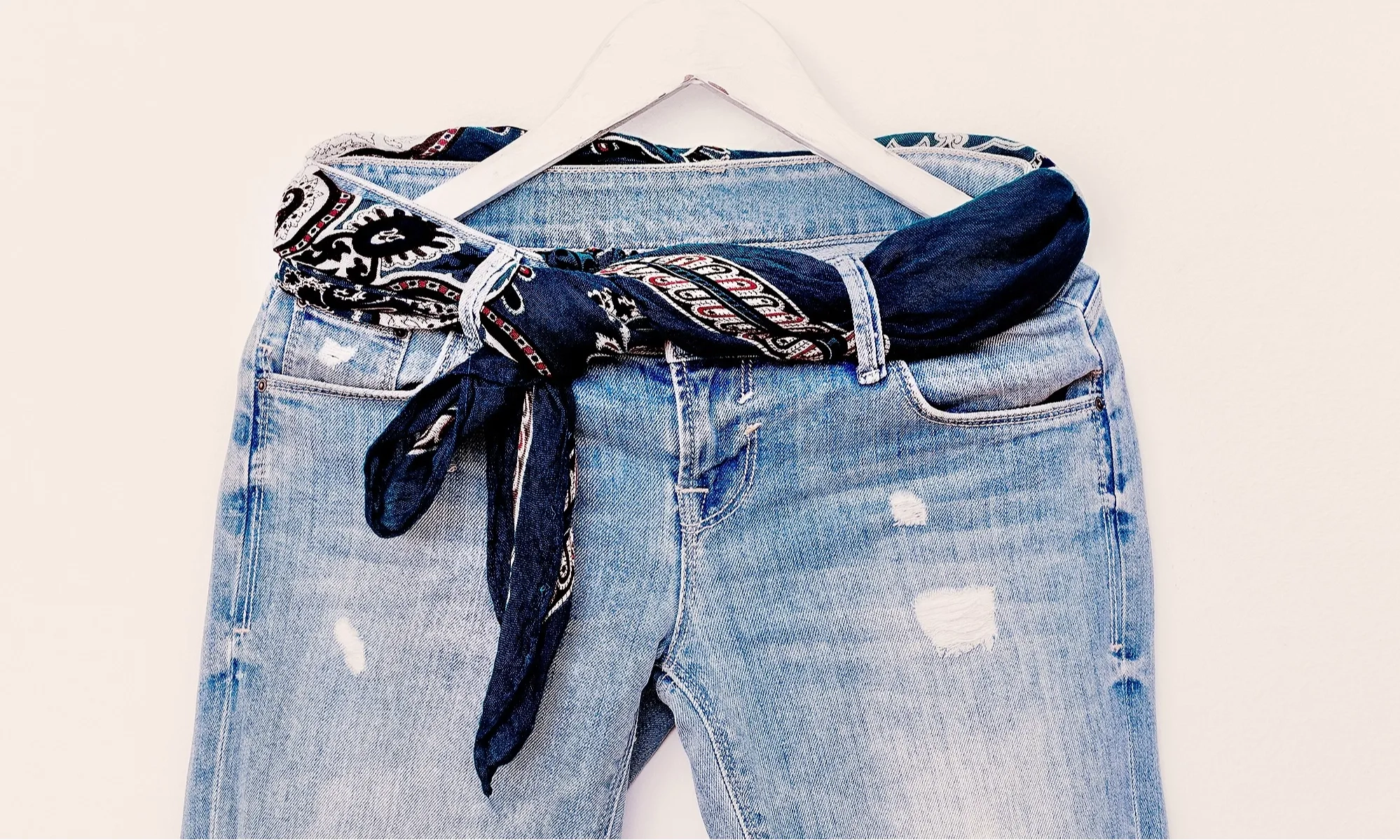 <p dir="ltr" id="isPasted"><em>Scarf Belt&nbsp;</em>Jadi Andalan Para <em>Fashionista</em> Di Musim Panas</p>