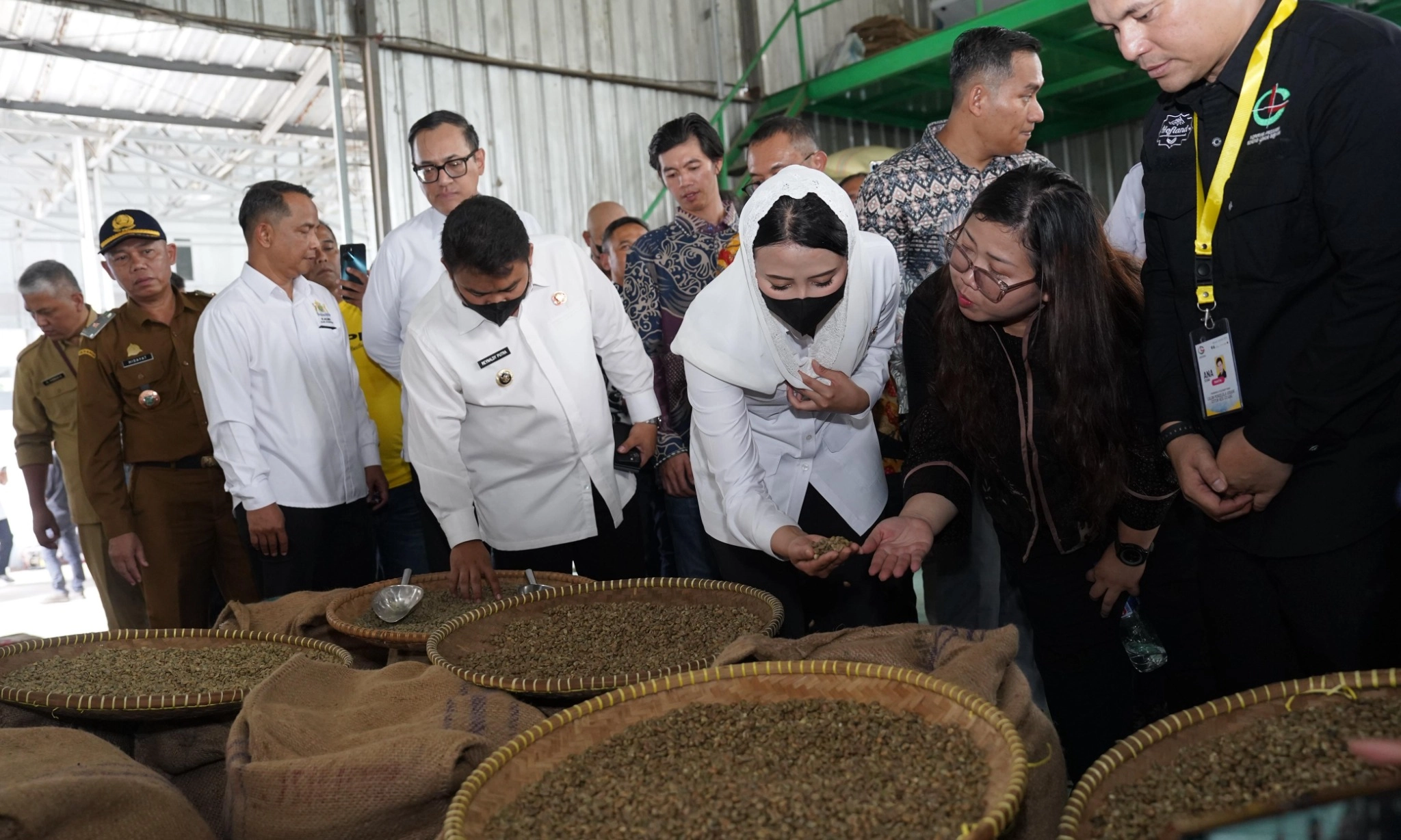 <p id="isPasted">Sebanyak 56,7 Ton Kopi Asal Resi Gudang Di Subang Laris Di Tiongkok</p>