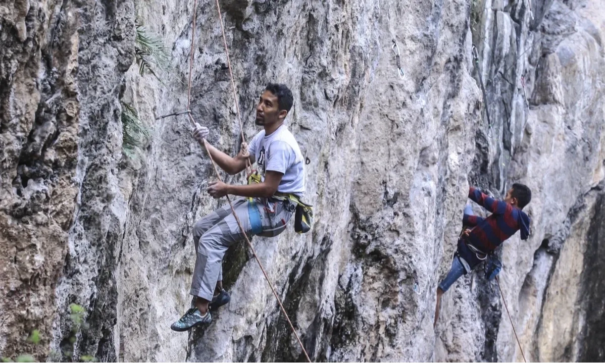 <p id="isPasted">Tebing Citatah 90, Surga Tersembunyi Pecinta Climbing di Jawa Barat</p>
