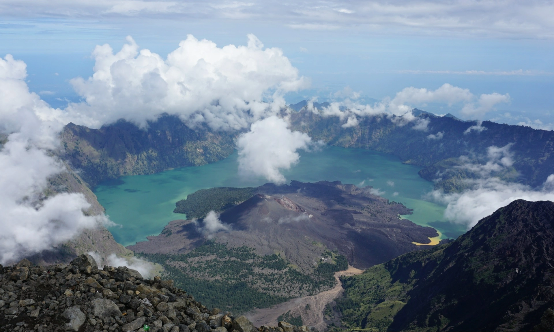 <p>Rinjani Akan Berlakukan SOP Pendakian Baru</p>