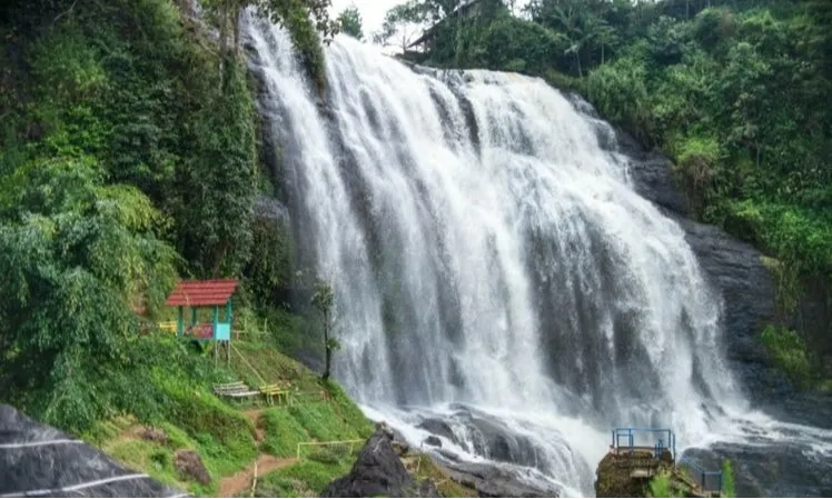 <p id="isPasted">3 Curug &#39;Surga Alam&#39; Tersembunyi Di Jawa Barat</p>