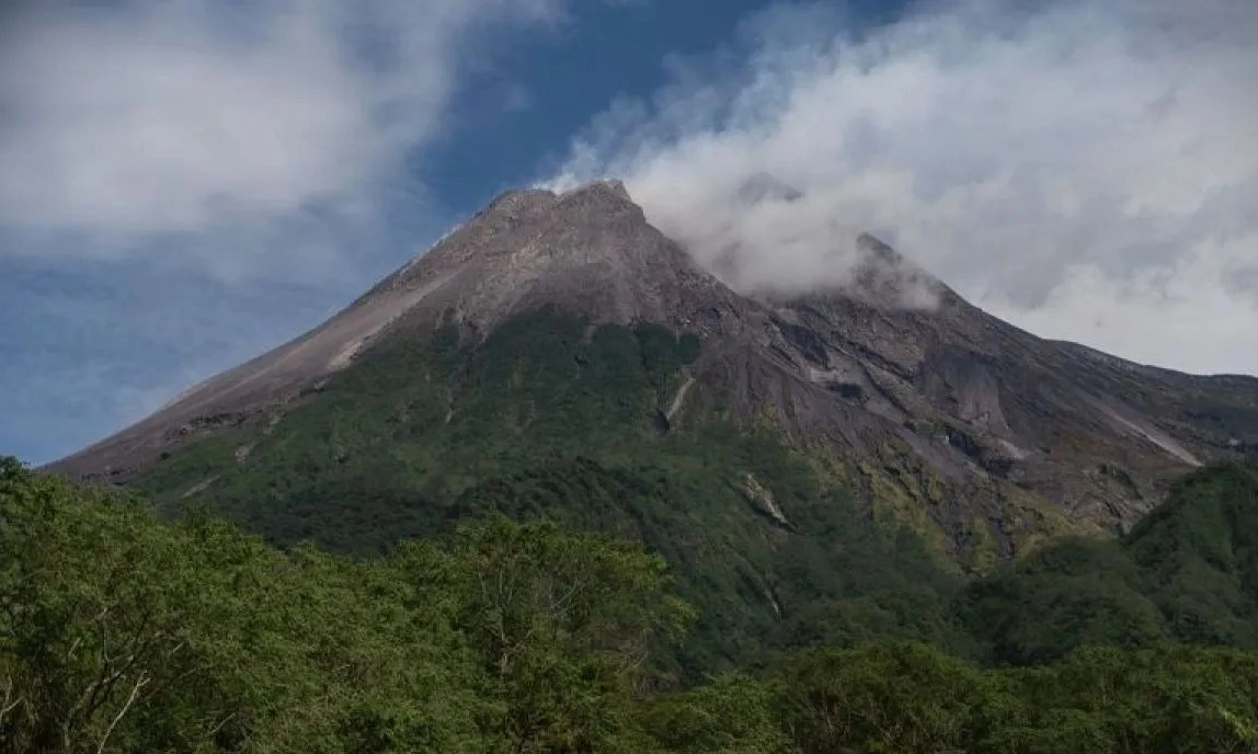<p>Volume Lava Gunung Merapi 4 Juta Meter Kubik</p>