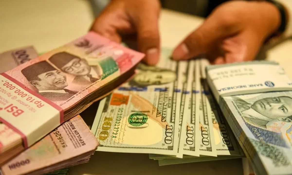 <p>PDB Diproyeksi <em>Rebound</em>, Rupiah Menguat ke Rp16.370 per Dolar AS</p>