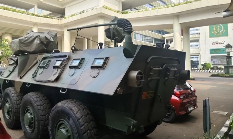 <p>Dua Kendaraan Tempur Anoa Terparkir Di Kejagung, Ini Penjelasan TNI</p>