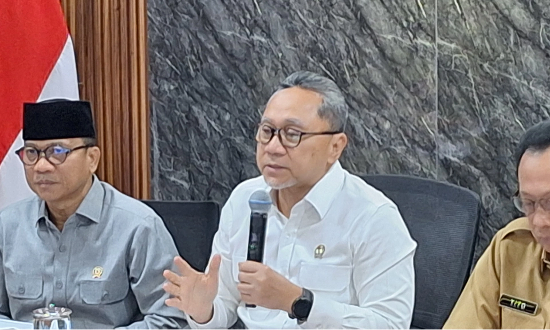 <p id="isPasted">Zulhas Tegaskan Dana Desa Tak Jadi Jaminan Kopdes Merah Putih</p>