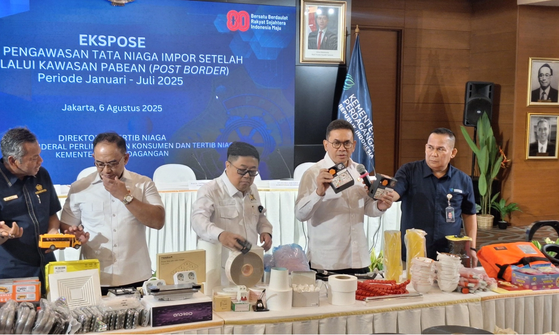 <p>Kemendag Pamer Temuan Impor Ilegal Rp26,4 Miliar</p>