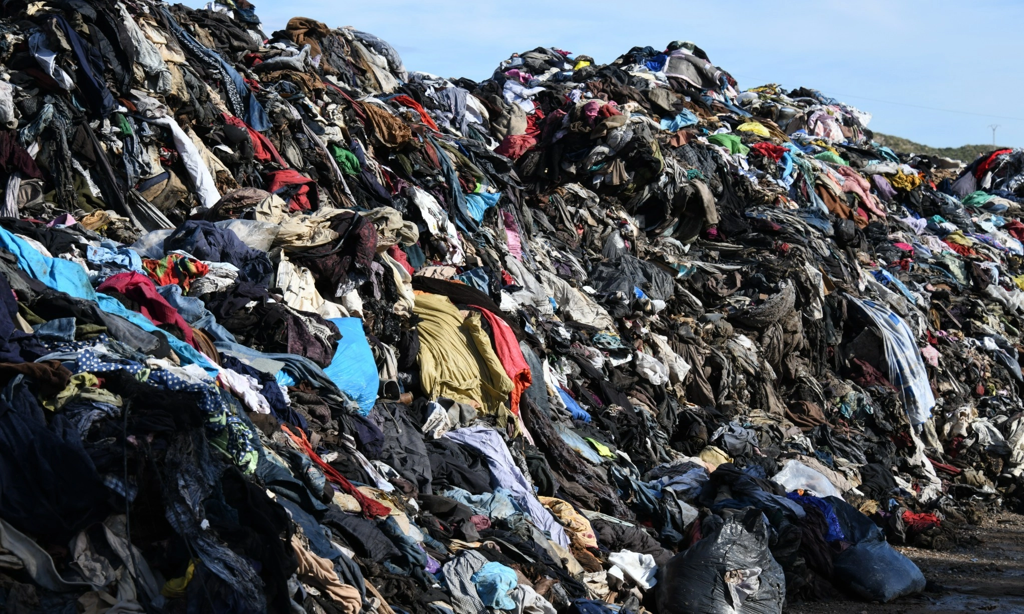 <p><em id="isPasted">Fast Fashion</em>, Strategi Industri Tekstil Yang Ancam Lingkungan</p>