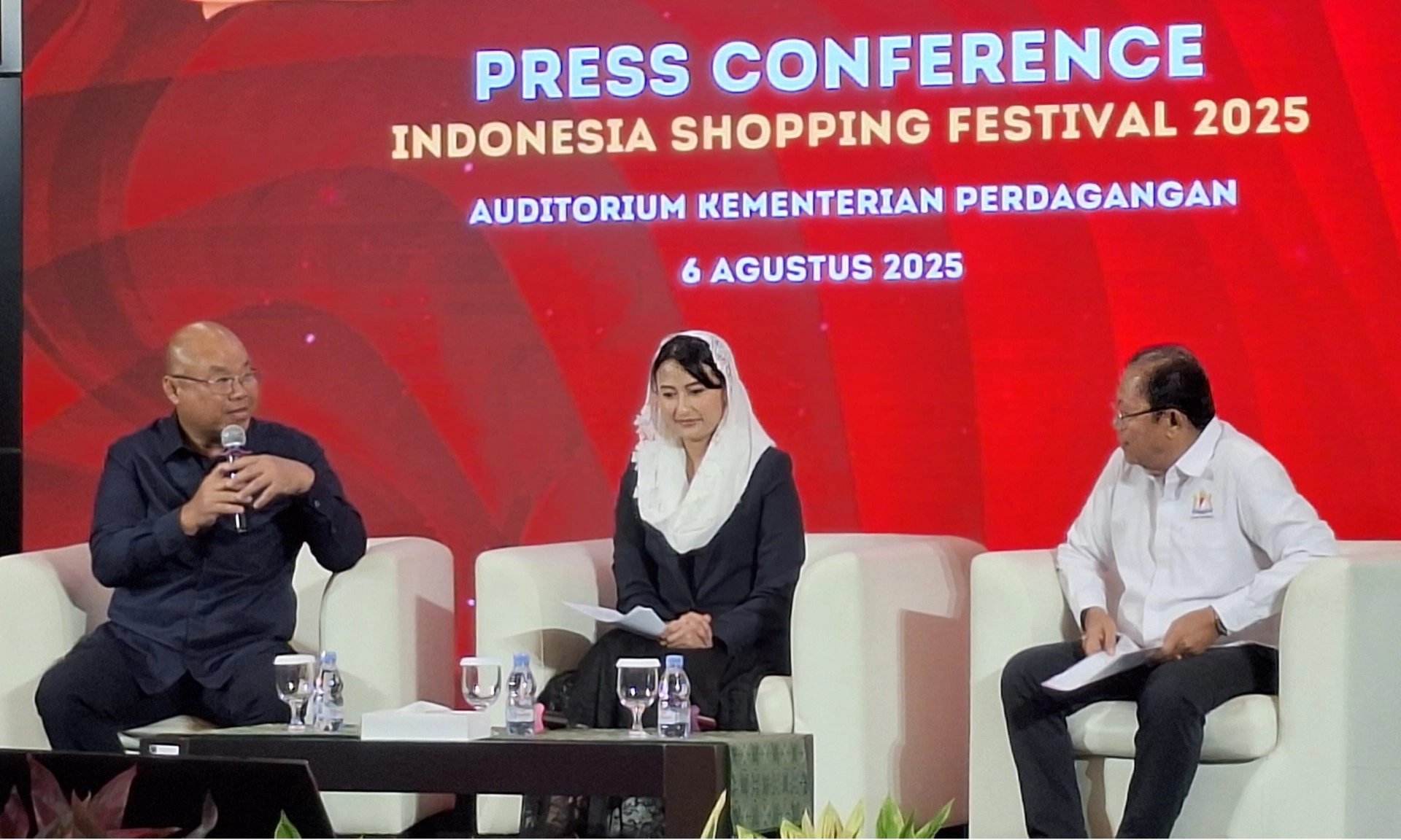 <p id="isPasted">Tak Khawatir Rojali-Rohana, Ini Tanggapan Wamen Perdagangan dan Peritel</p>