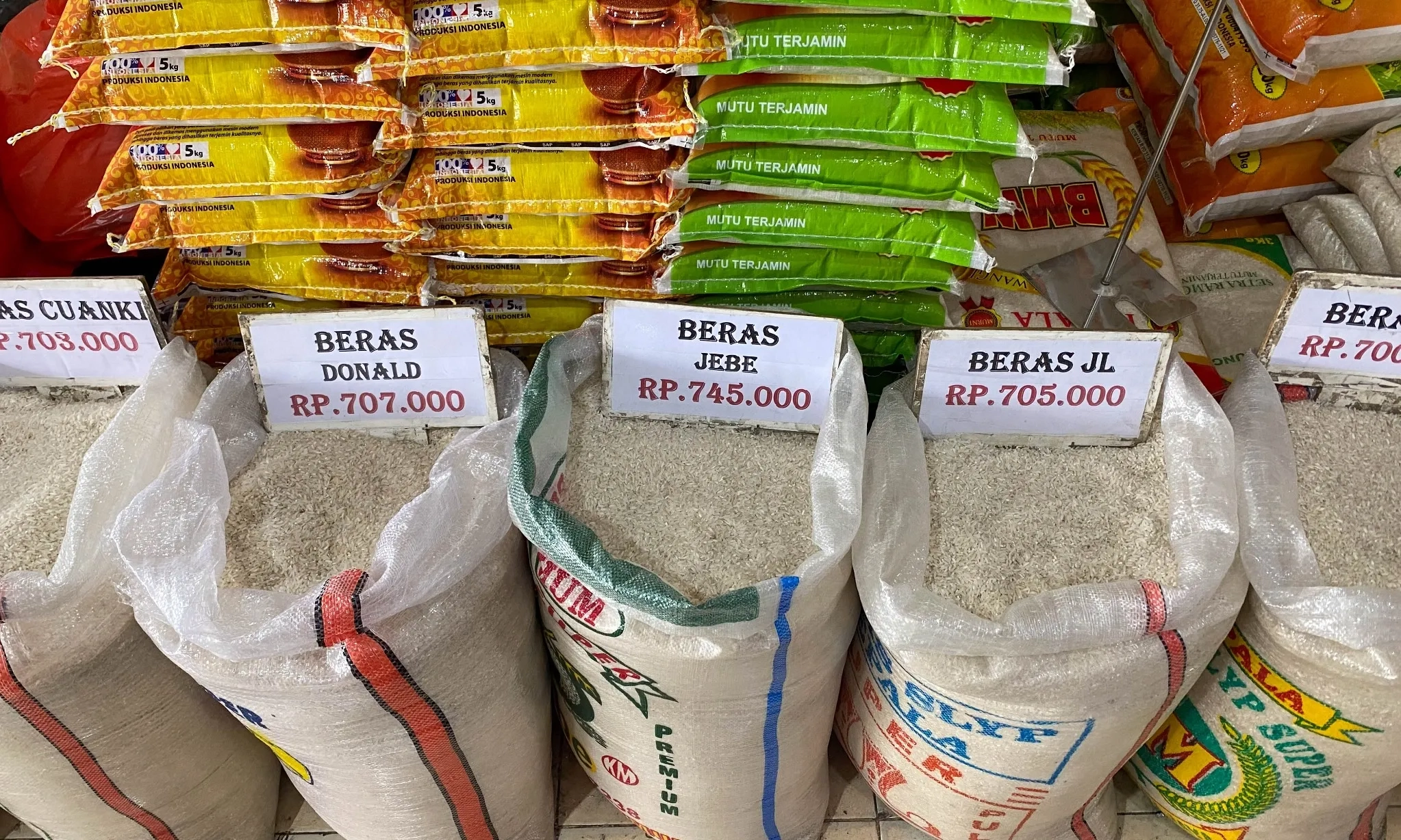 <p id="isPasted">Konsumen Pindah Beli Beras Ke Pasar Tradisional, Mentan Amran: Sangat Bagus</p>